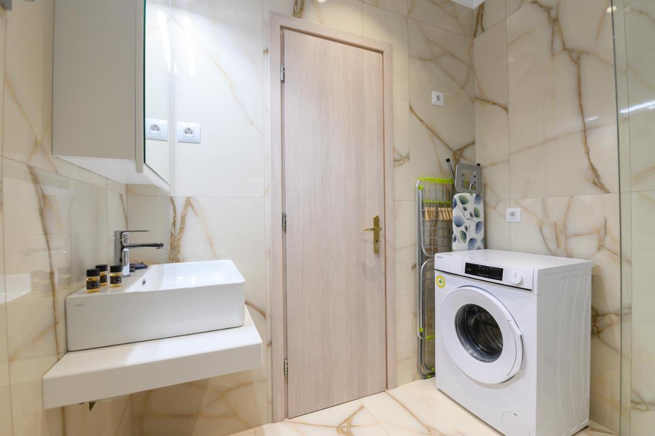 Momento Luxury Apartments Walking Distance From The Beach นิเกียนา ภายนอก รูปภาพ